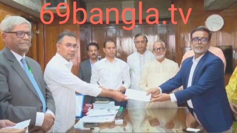 পরিচ্ছন্নতা কর্মীদের জন্য ঈদ উপহার, চেক গ্রহণ করলেন নাসিক প্