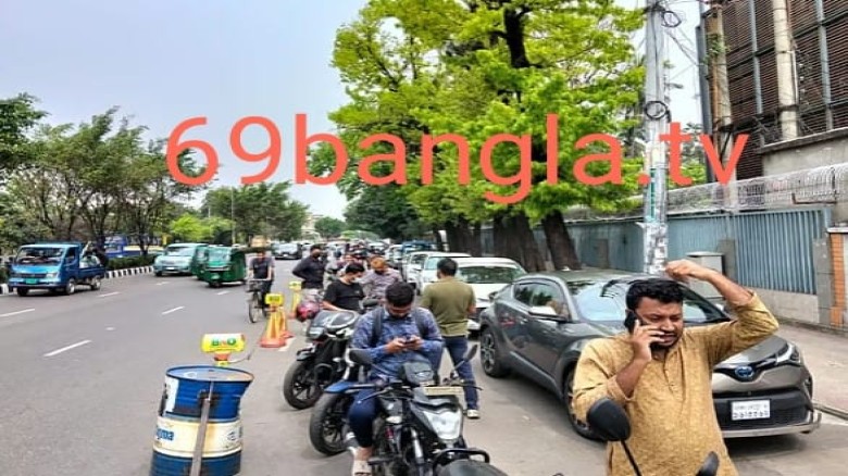 তেল নিতে পাম্পের সামনে আজও অপেক্ষা