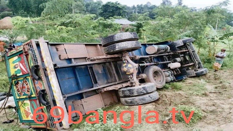 টাঙ্গাইলে রড বোঝাই ট্রাক উল্টে নিহত ১৭ এরমধ্যে ১৩ জনই নওগাঁর