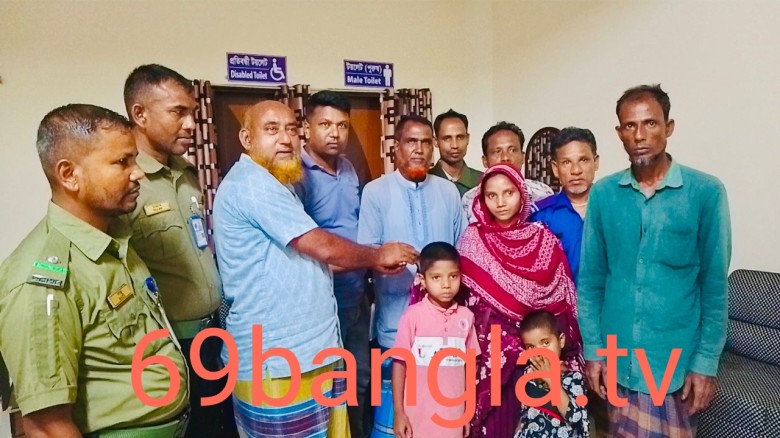 শিশু সন্তানসহ মায়ের আত্মহত্যার চেষ্টা; উদ্ধার করে পরিবারের কাছে ফিরিয়ে দিলেন আনসার সদস্যরা...