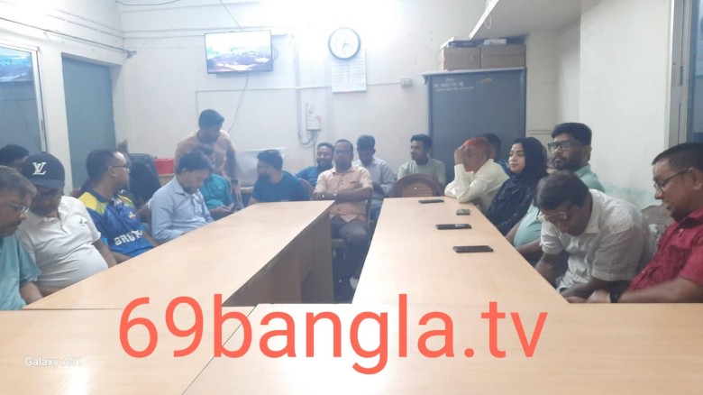 সাংবাদিক চন্দনের উপরে সন্ত্রাসী হামদার প্রতিবাদে ভেড়ামারা প