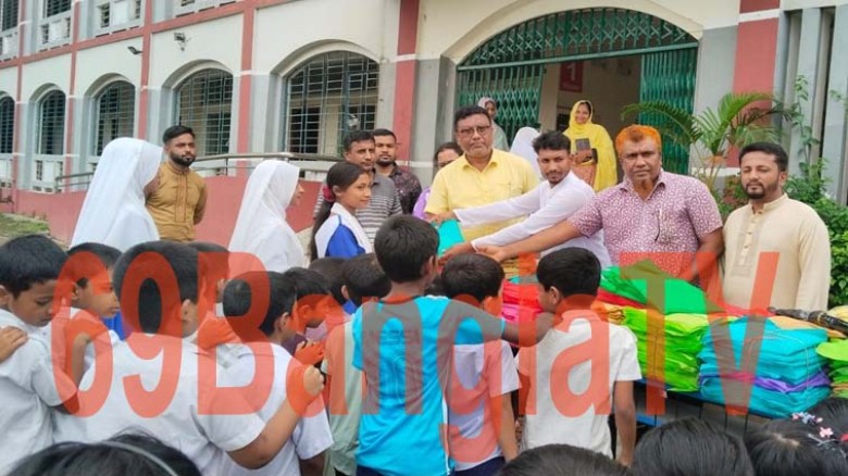 ছাত্র ছাত্রীদের মাঝে শিক্ষা উপকরণ বিতরণ