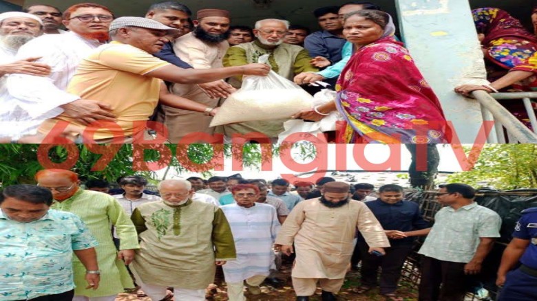কুতুবদিয়ায় ত্রাণ বিতরণকালে আলমগীর ফরিদ (এমপি)