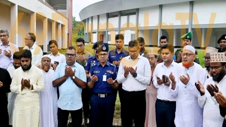 পুষ্পস্তবক অর্পণের বদলে জামায়াত নেতাদের দোয়া ও মোনাজাত পরিচা