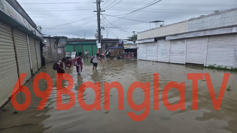 রূপগঞ্জে জলাবদ্ধতায় নগরপাড়া বাজারে অব্যবস্থাপনা ও পানি নিষ্ক