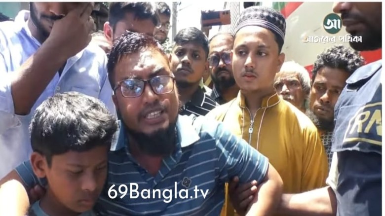 কুষ্টিয়া ট্রেনের স্টাফের বিরুদ্ধে বাবা-ছেলেকে ছুরিকাঘাতের অভিযোগ, কুষ্টিয়ায় ট্রেন আটকে বিক্ষোভ...