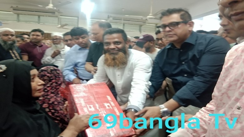 নারীদের স্বাবলম্বী করার লক্ষ্যে তাদেরকে সেলাই মেশিন, নগদ অর্