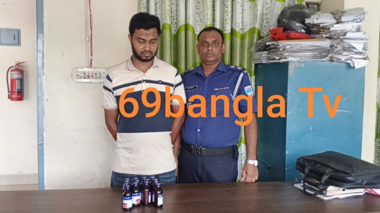 ১৪ বোতল ভারতীয় নিষিদ্ধ এসকুপ সিরাপসহ যুবক আটক