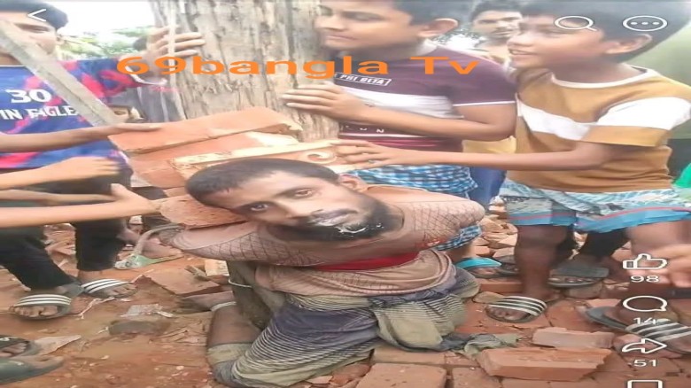 চোর সন্দেহে এক ব্যক্তিকে খুঁটির সাথে বেঁধে পিটিয়ে হত্যা,,,
