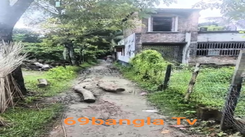 জমির পাশের রাস্তা বন্ধের অভিযোগ, সংঘাতের আশঙ্কা
